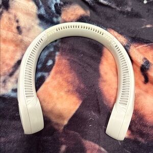 CIVPOWER  white portable baseless neck fan-excellent-USB charger not included